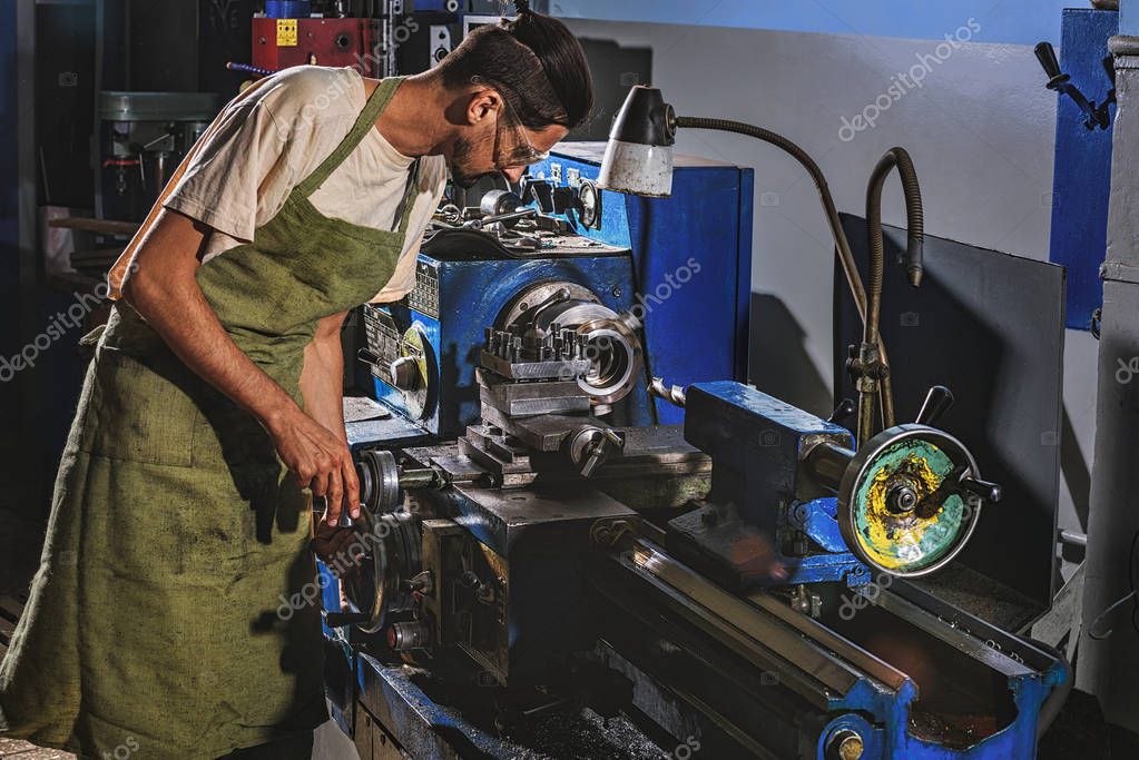 Mitarbeiter mit Schutzausrüstung beim Trockeneisstrahlen