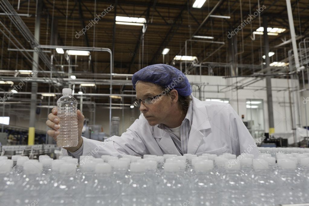 Qualitätsteam arbeitet in einer Produktionslinie