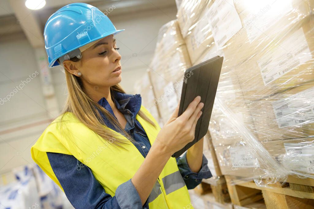 Mitarbeiter bei der Wareneingangskontrolle in einem Lager