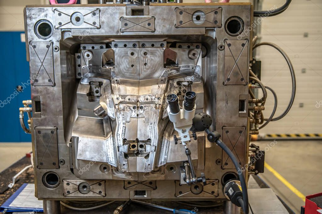 Metall- und Kunststoffteile in der Fertigung