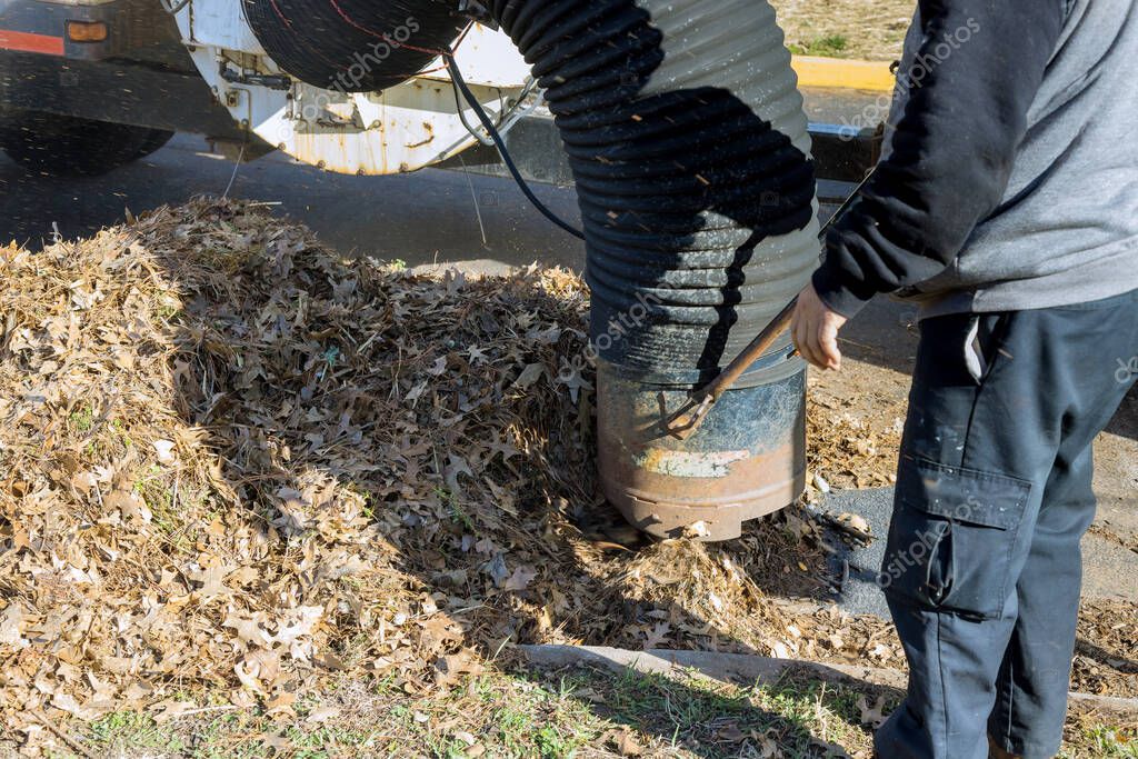 Reinigung von Gehwegen mit Laubbläser und Kehrmaschine