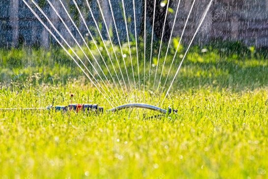 Gärtnerteam bei der saisonalen Pflege einer Firmenaußenanlage