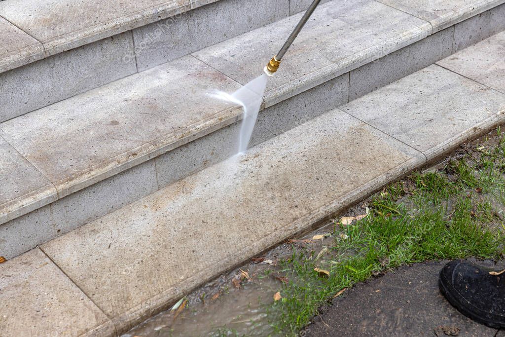 Mitarbeitende pflegen die Grünanlagen eines Unternehmens